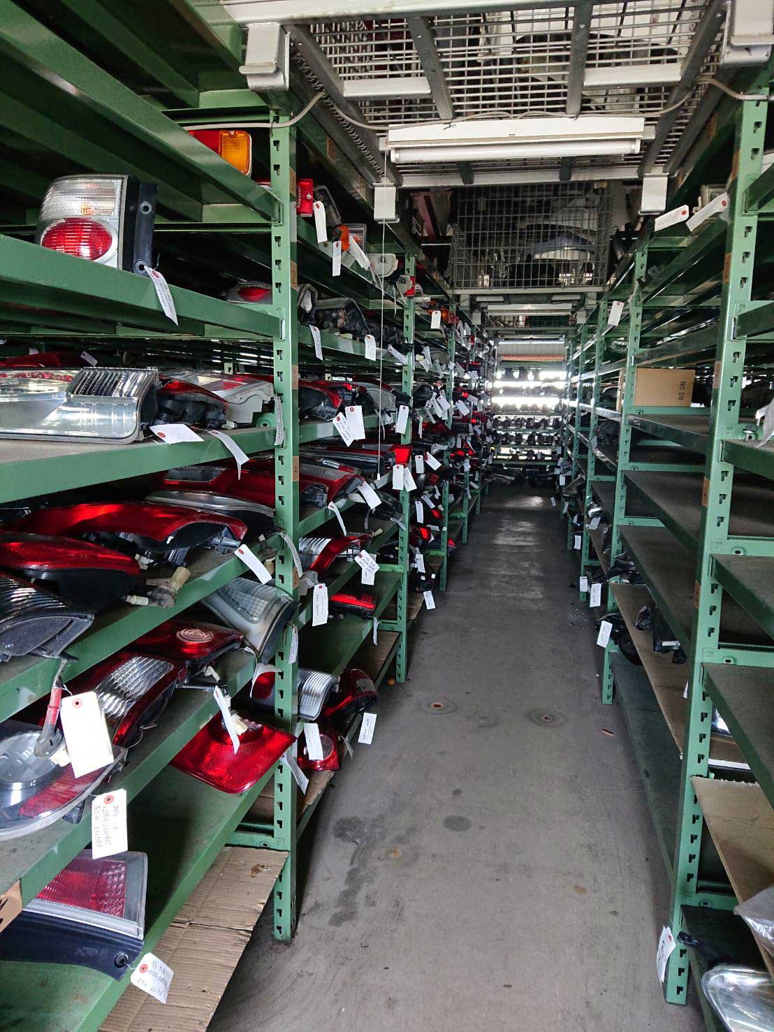 有限会社はなと商会の検品・検査の業務を紹介する倉庫の風景